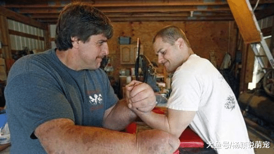 男子天生拥有一双大手，而且力大无穷，妻子对此感到十分幸福！