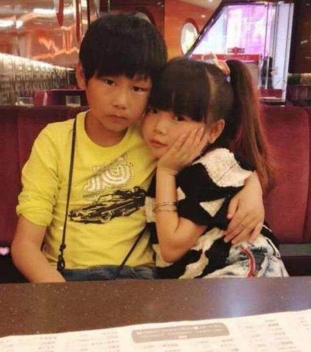 袖珍人夫妻上街被误认为小孩早恋, 两人背后幸福生活让人羡慕!