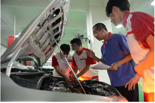 老师傅带亲戚做学徒，快出师时却被辞退，老板：不要工资也不留