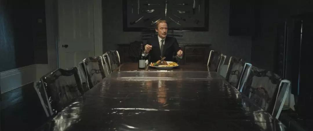 老杀手爱上女艳贼，被这部英伦《狂野目标》黑色幽默笑傻了