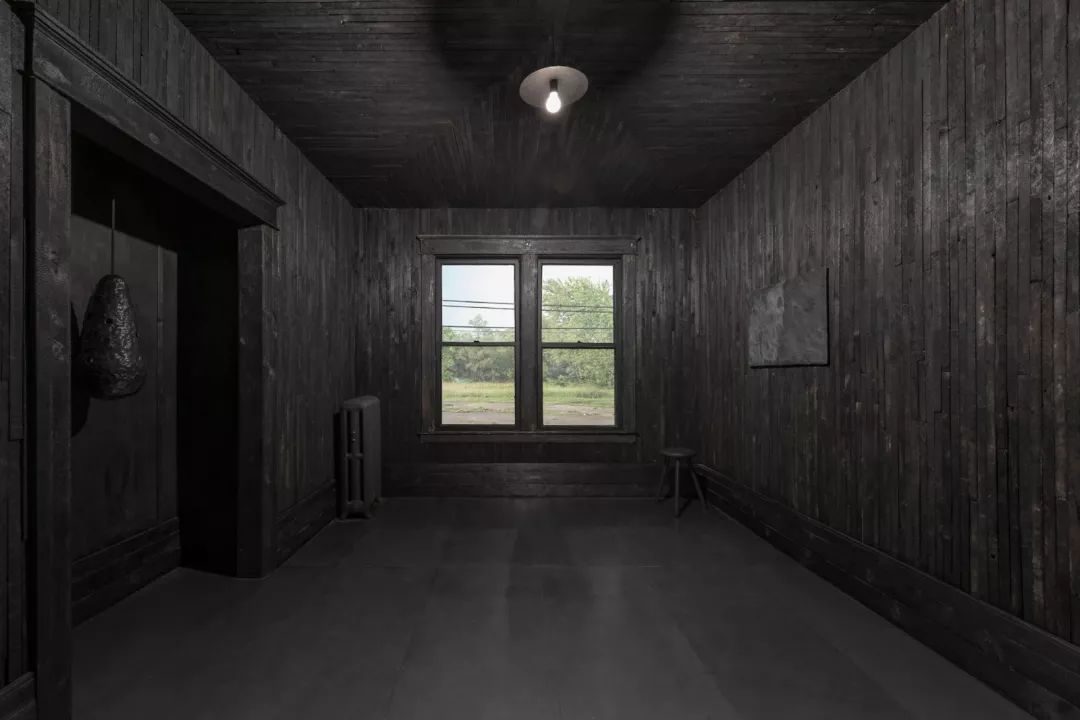 Anders Ruhwald：将废弃的底特律建筑改造成全黑装置