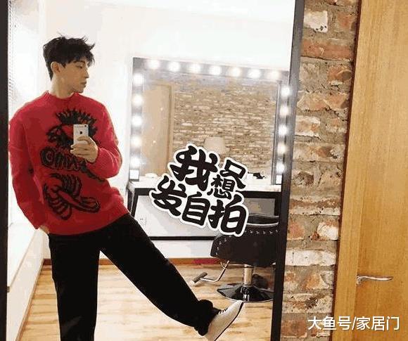 鄧倫曬出自己住的豪宅：家里健身房設備齊全，還有一個私人化妝間