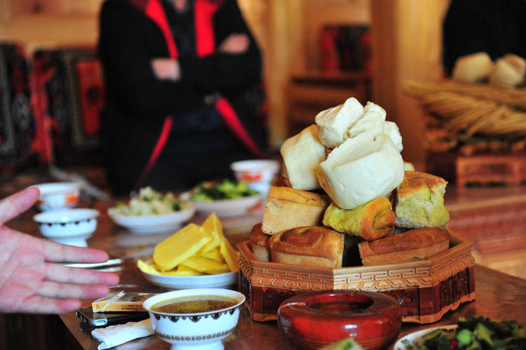 大姐端上一桌当地最特色美食，客人却只默默喝了几口白开水！