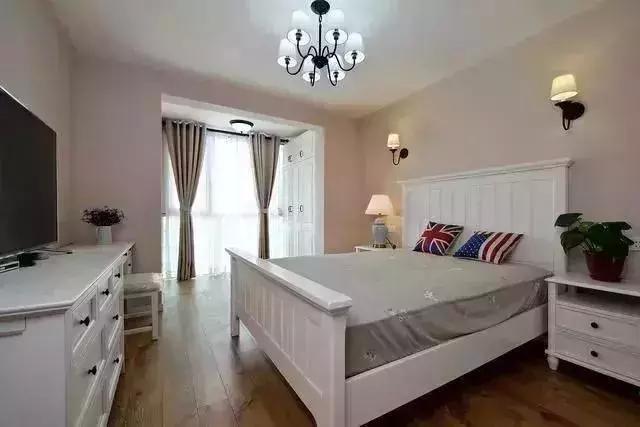 卧室带阳台这样装，不仅美观时尚，还多出一间房