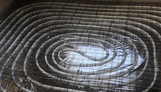 我家是地暖，进水阀门一侧热，另一侧不热，怎么回事？怎么解决？