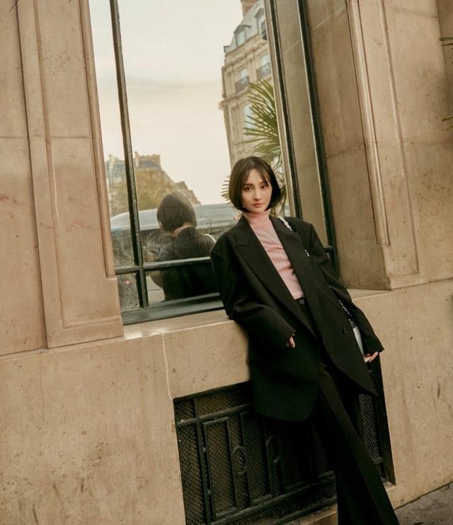 郑爽巴黎时装周新造型太美，可甜美可酷帅，鼻子奇怪引热议