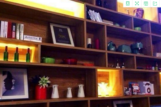 带你参观丁子峻住的豪宅，书房设计了开放式书柜，摆满了名贵饰品