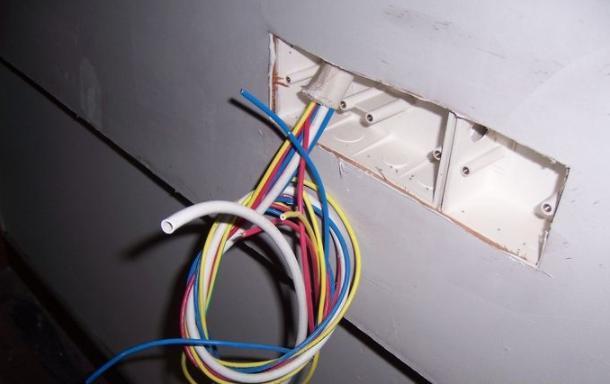 水电验收业主非要扣1000尾款, 指出问题后, 师傅直呼: 太精明了!