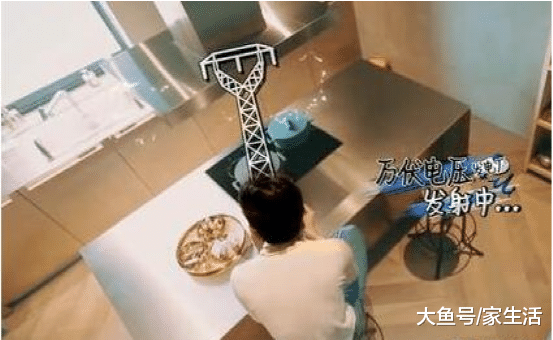 井柏然曝出自己的豪宅，整条走廊都装满衣柜，家里衣服太多了