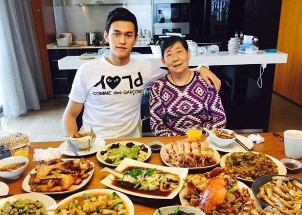 参观孙杨现实中的家，打开衣柜全是泳裤，除了运动服没其他衣服了