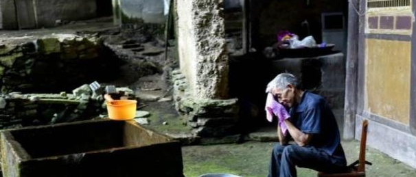 一家五代人隐居山洞百年不肯搬：城里人没这个福气