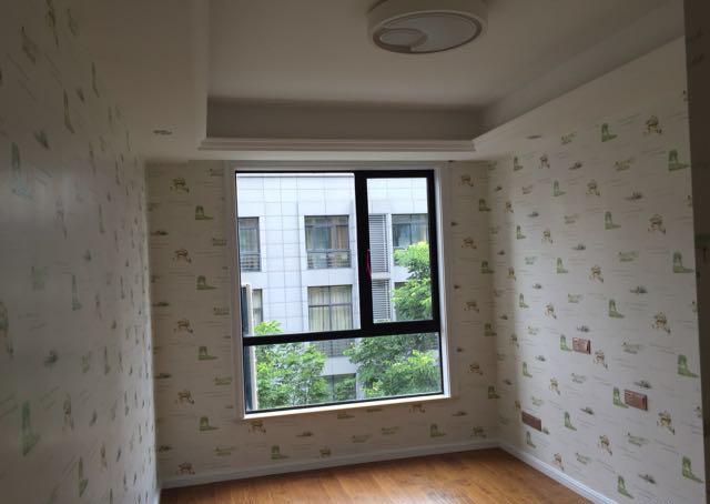 装上灯新房硬装终于结束，朋友都夸地砖很漂亮，我却觉壁纸上档次