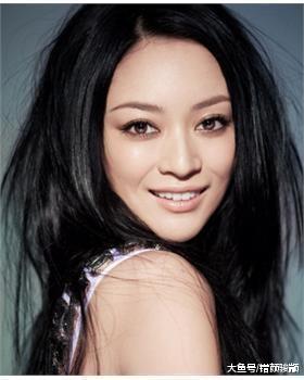 為娶小8歲嬌妻他拋棄前妻，凈身出戶事業大跌，今前妻卻大紅大紫
