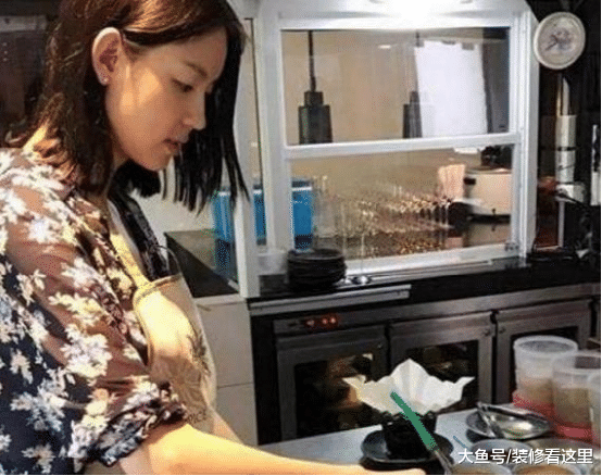 张梓琳的居家生活, 看不出还会煮饭, 家具的造型很奇怪