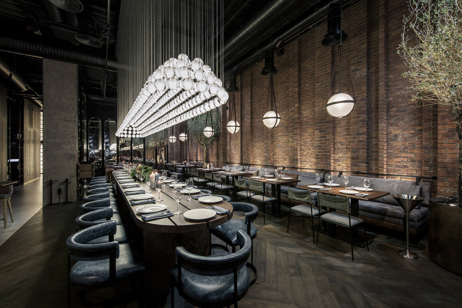 金属与灯光的协奏，打造一个时尚休闲的海鲜爱好者的天堂！