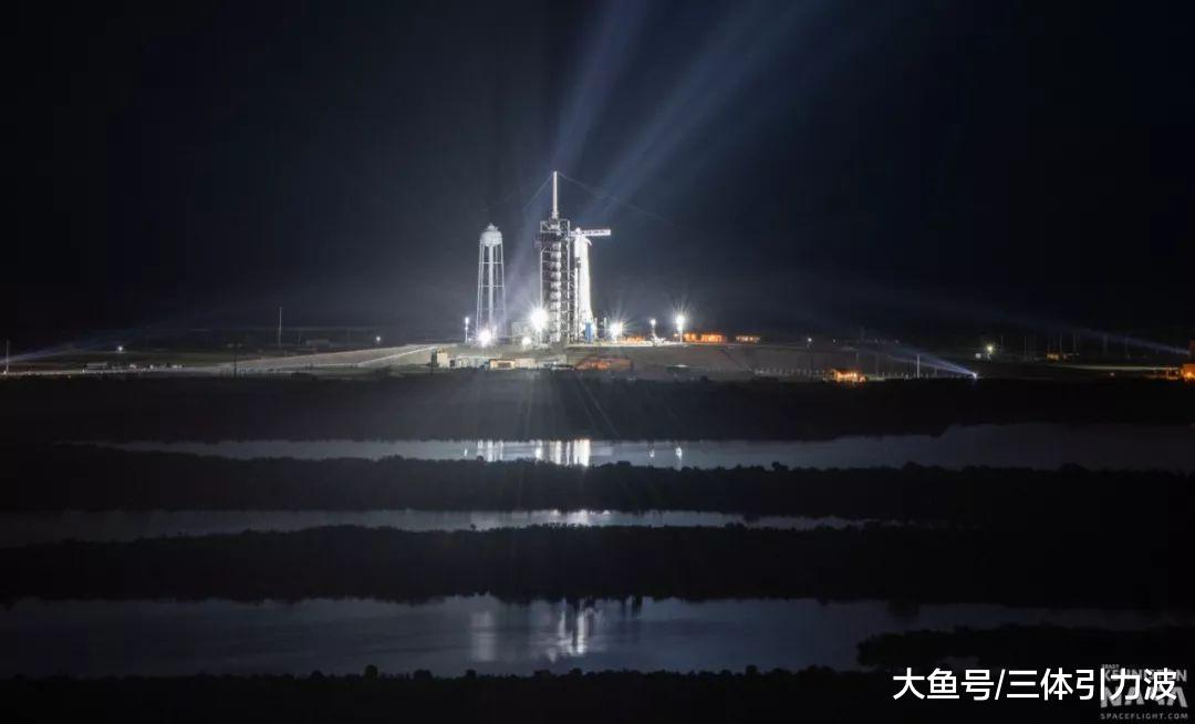 SpaceX纪念版火箭冲破浓雾，一箭三星兑现天价发射