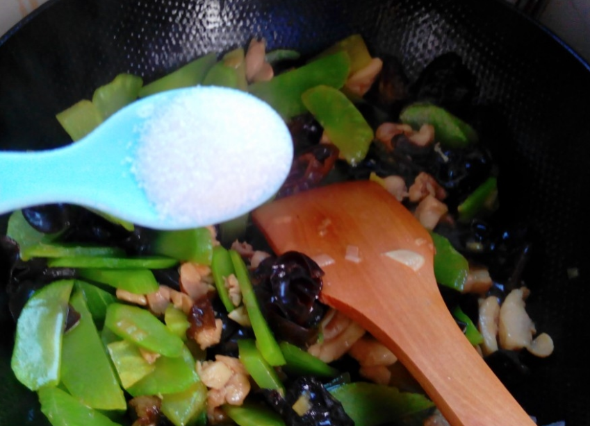 莴笋炒鸡肉，特别好吃，老人小孩都爱吃，老婆能吃一大锅