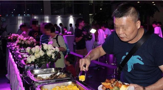男子吃自助餐被罚2400元，淡定交罚款离开，老板才知道出大事了！