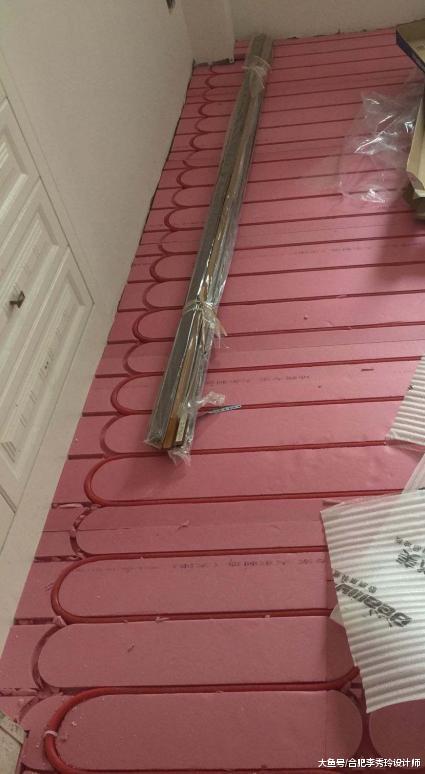 想给楼梯铺地暖, 工人却阻止我, 踏步不到30公分, 管道都堵死了
