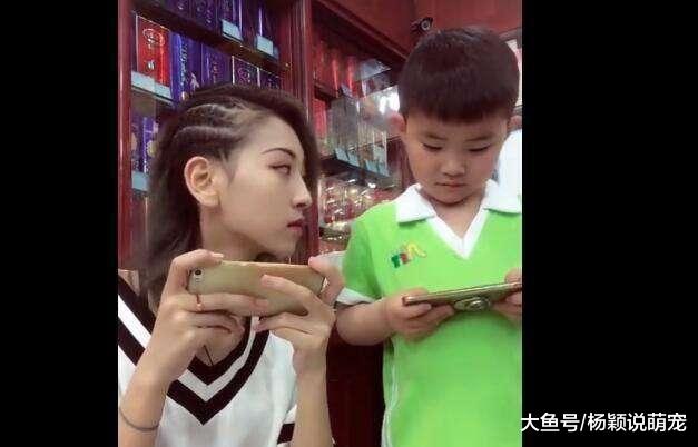 男孩把班里的女同学约家里玩游戏，可监控拍到的画面却让父母哭笑不得