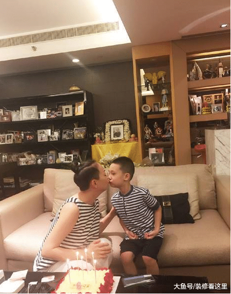 老艺术家宋丹丹的家，客厅很多收藏品，参观时都不敢乱碰