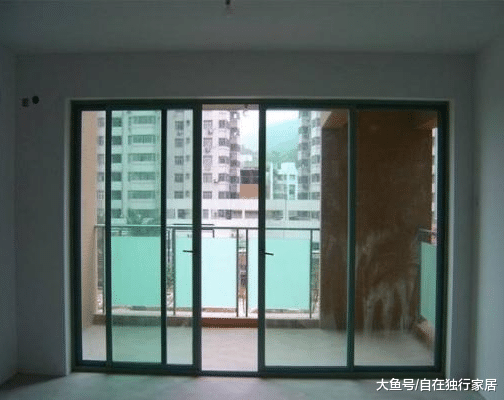 阳台也能装得“花里花俏”，一般人都是装推拉门，但我推荐这样装