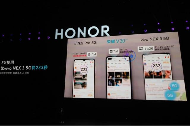 余承东手拿Mate30怼苹果，赵明则手拿荣耀V30，怼小米、VIVO