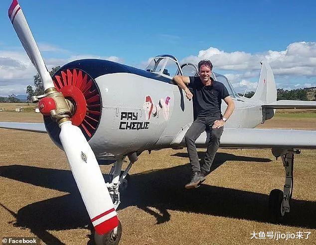 主人飞机失事，不知情的狗狗一直坐在门口等他回家，模样让人心碎