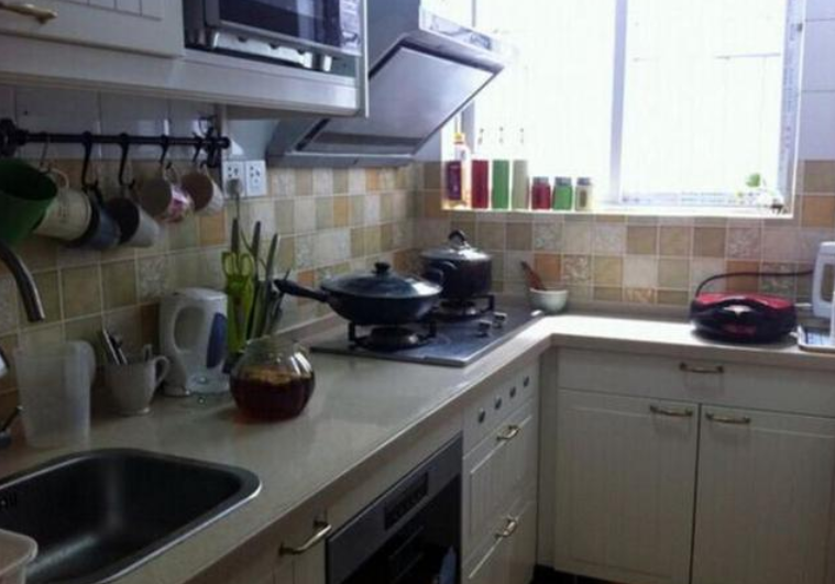 照搬朋友家装修的厨房，当生活使用一年后，确实感觉很实用