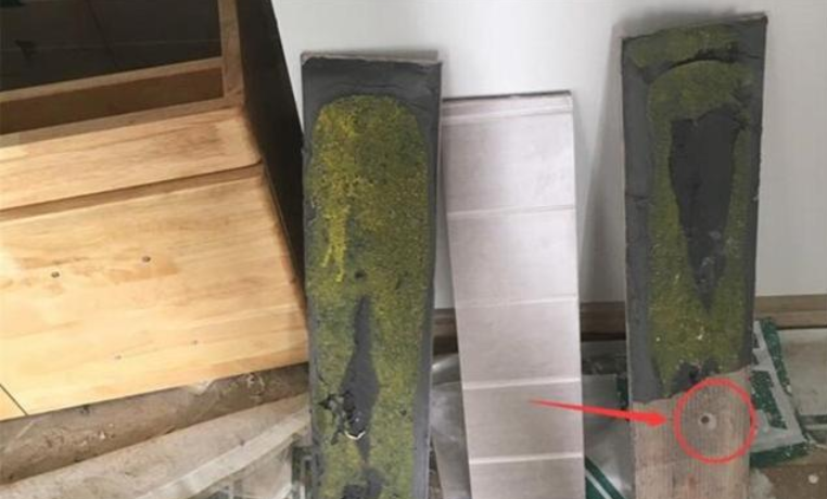 东西还没安装，墙砖就脱落了下来，业主看到后直接让其赔偿