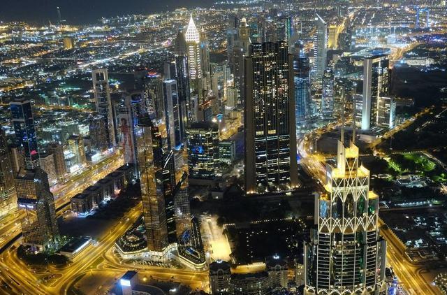 小县城的房子已经卖不动了, 为什么房价还是不降? 内行人这么解释