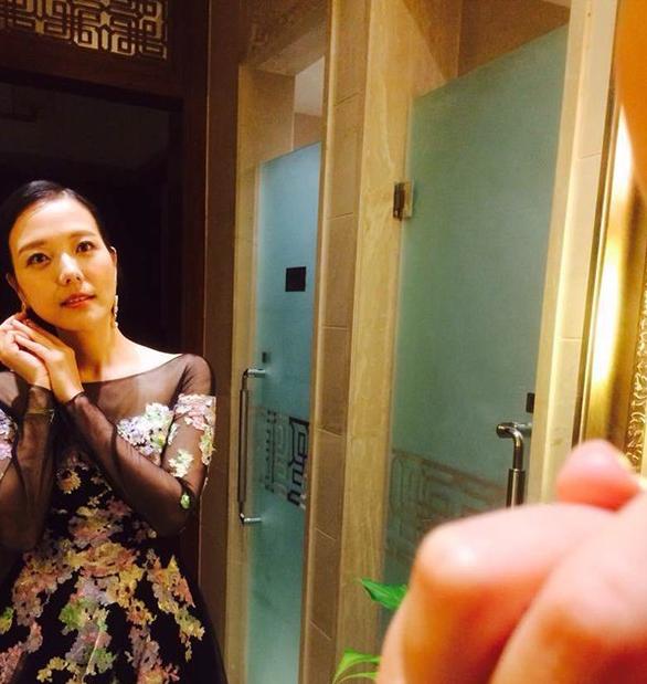 晒晒汪涵一家人住的房子，装修喜欢老年人风格，门口还要挂牌匾