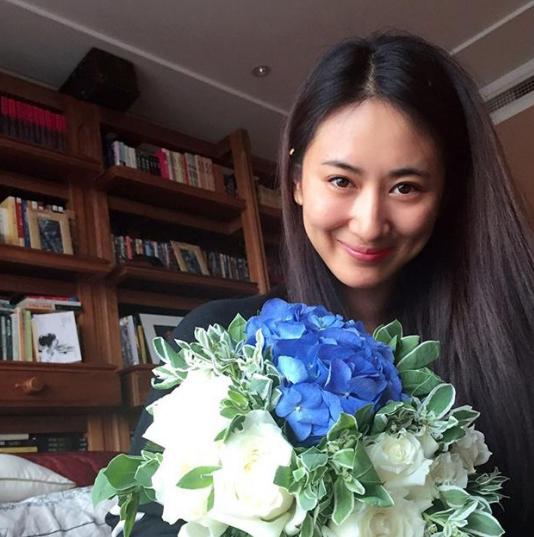 郭珍霓首次曝出自己的家，卧室有个满墙高的书柜，平时生活真文艺