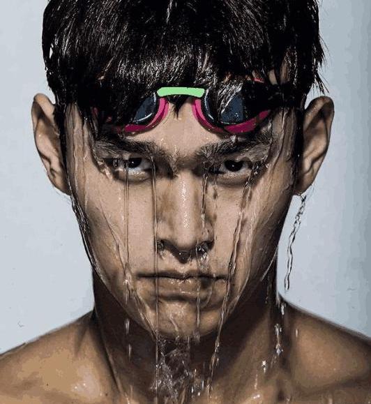 参观孙杨一家住的豪宅，餐桌上食物超丰富，装修布置很豪华