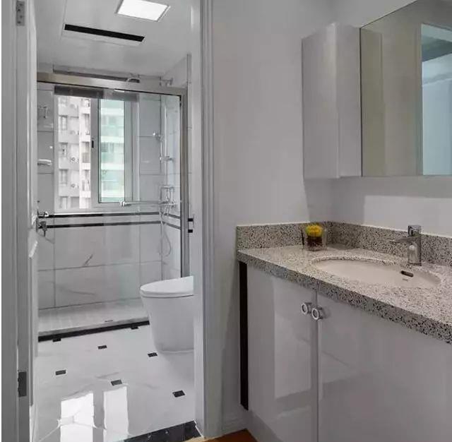 卫生间干湿分离这样装，非常漂亮，洗澡也方便！