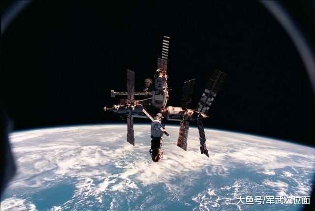 史上最悲惨宇航员,人还在太空国家却没了,怎么回地球?