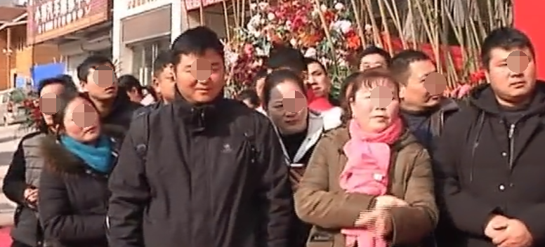 开发商承诺铺绿地，业主交付时竟怒了！称：让我们买飞机开过去？