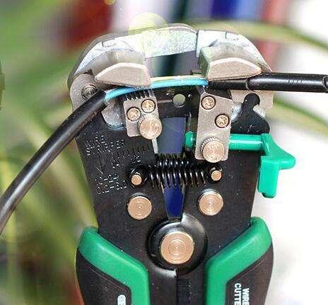 九成人还在砸墙埋电线，太傻！瞧下图香港人新装法，天！太聪明了