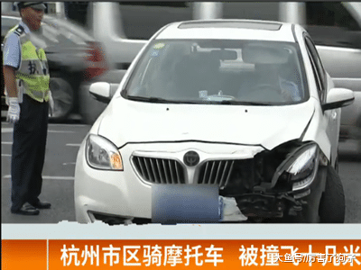 ?杭州市区骑摩托车，驾驶员被撞飞十几米，当场倒地不起