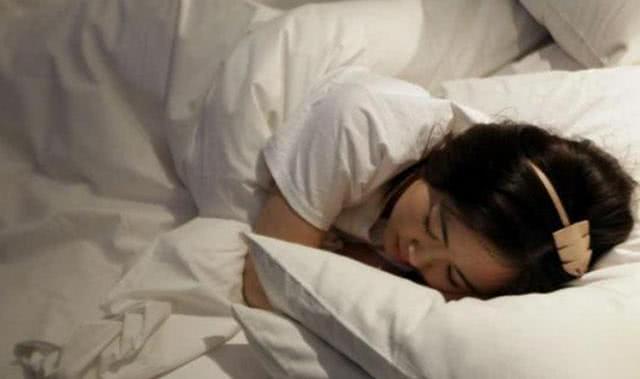 为什么经常住酒店的人，非要在门把上放2个杯子？今天涨知识了