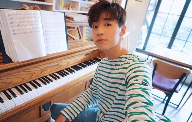 参观刘宪华在多伦多的豪宅，住着三层别墅住宅，周围都是绿树环绕