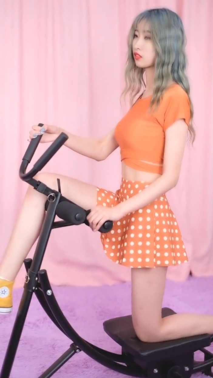 小姐姐这是在练腰力吗？