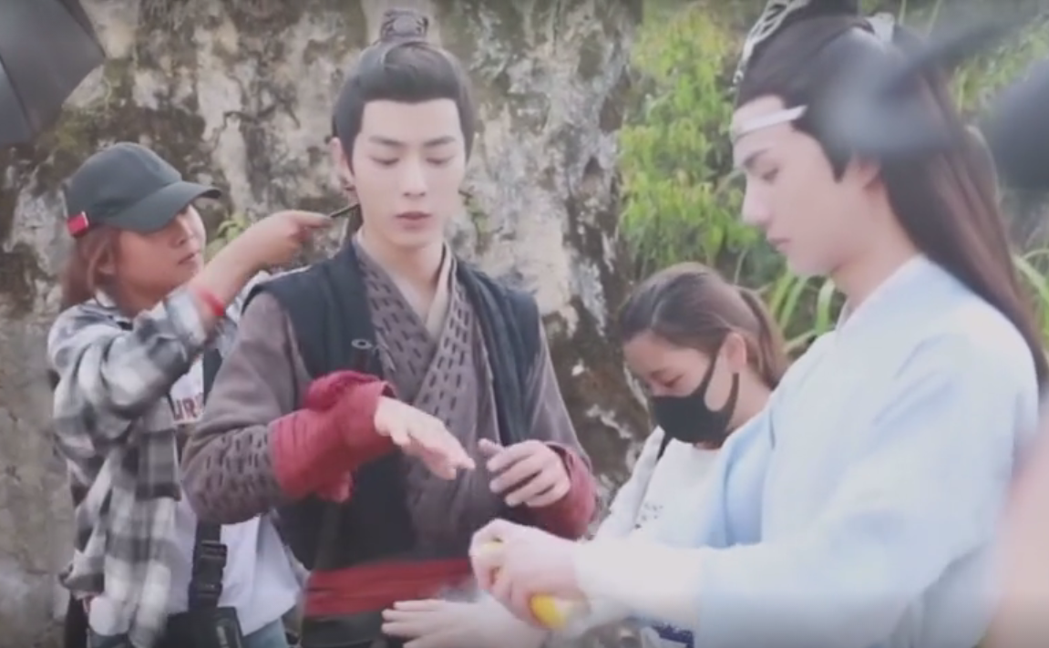 防晒喷雾|肖战和王一博喷防晒喷雾，一个温文尔雅，一个像在灭火