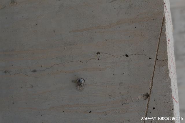 现浇楼板开裂，师傅却说我小题大做，不用处理，抹层水泥盖住就行