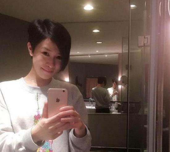 晒佘诗曼在香港的豪宅，房子只有小几十平方，生活中压力也挺大的