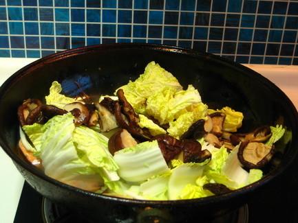 娃娃菜炒香菇，老人小孩都愛吃，隔壁小孩都饞哭了