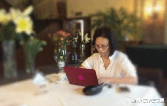 邬君梅豪宅装修, 在家经常练毛笔字, 还能边健身边看风景