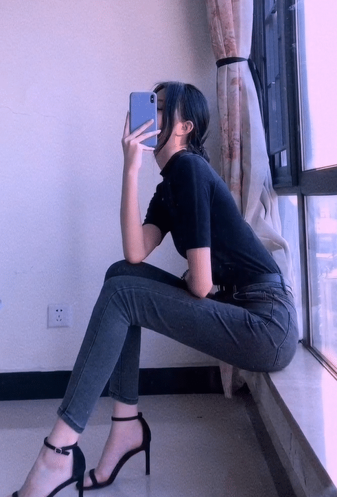 牛仔长裤配高跟凉鞋，总感觉是女神的穿搭方法！