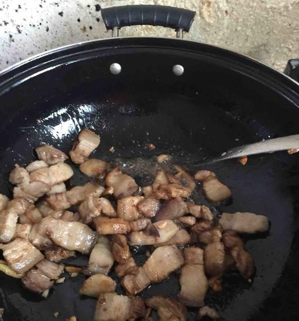 做回锅肉时，千万别直接下锅炒，这样做，保证肉香四溢不油腻