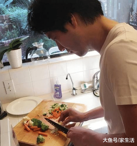 晒晒王力宏的超大别墅，院子踢足球也没问题，客厅能容纳上百人